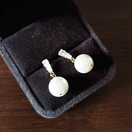 クラシックな黒のジュエリーボックスに入ったフランスファッションのパールイヤリングセット。