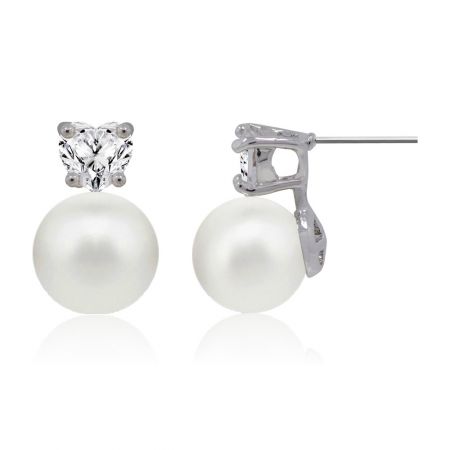 Détail en gros plan d'une seule boucle d'oreille en perle CZ en forme de cœur, mettant en avant la qualité de l'artisanat et des matériaux.