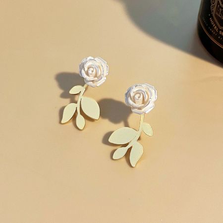 金メッキのホワイトローズスタッドイヤリングの角度を変えたショットで、三次元の花の構造を示しています。