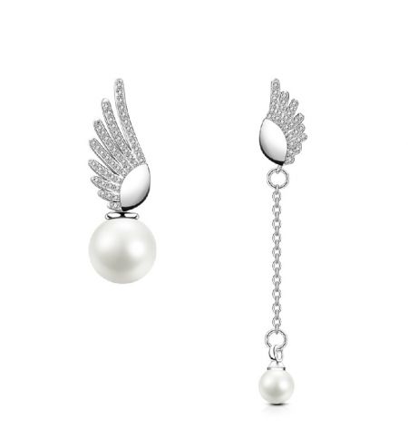 Pendientes de cadena Alas de Ángel. - Primer plano de los pendientes de cadena Alas de Ángel, mostrando el intrincado diseño de alas con embellishments de circonita cúbica y una prominente perla blanca.
