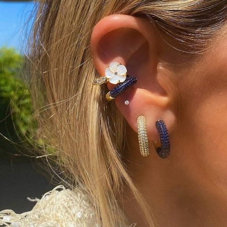 Immagine promozionale che mostra una varietà di orecchini a cuffia in argento sterling 925 su un modello.