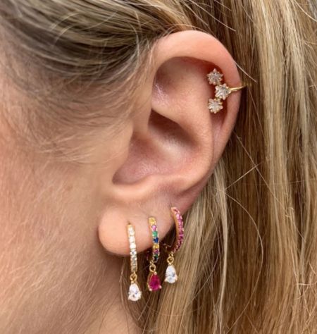 Ein Modell, das zeigt, wie die vielseitigen Everyday Hoop Earrings mit anderen Stücken für einen geschichteten Look gestylt werden können.