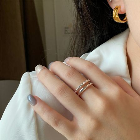 Détail en gros plan de l'anneau ajustable en argent sterling 925, mettant en avant sa texture et son savoir-faire.