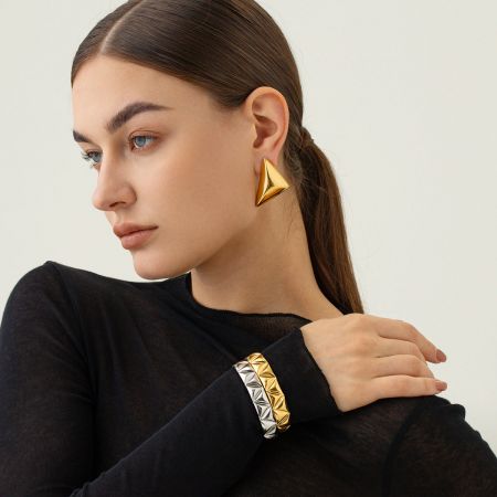 Kvinna som bär de geometriska armbanden, vilket framhäver deras stiliga utseende.