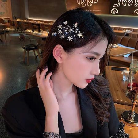Una donna indossa la clip per capelli a forma di stella, aggiungendo un tocco di moda al suo look.