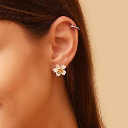 18K gouden parelmoer bloemenstud oorbellen (set van 5 paar) - Een vrouw modelleert de elegante 18K gouden parelmoer bloemenstud oorbel en toont het delicate ontwerp voor dagelijks gebruik.