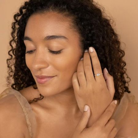 Bague de promesse en CZ taillée en baguette en argent sterling 925, bijoux minimalistes délicats pour elle - La main d'une femme présentant une délicate bague de promesse en argent sterling 925 avec un anneau plaqué or et une pierre centrale en zircon cubique taillée en baguette.
