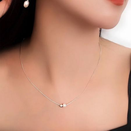 Modelo que muestra el collar de perlas de plata esterlina 925, destacando su elegante caída.