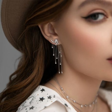 Modello che mostra gli eleganti orecchini a goccia con frange a stella in argento sterling 925 con collane abbinate.