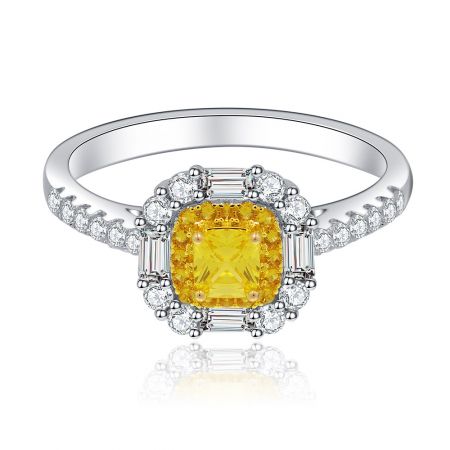 Anillo Emperatriz Luminosa - Vista frontal del Anillo Emperatriz Luminosa, un anillo de latón de alta gama en dos tonos que presenta una prominente piedra de zirconia cúbica amarilla rodeada de piedras de CZ blancas.