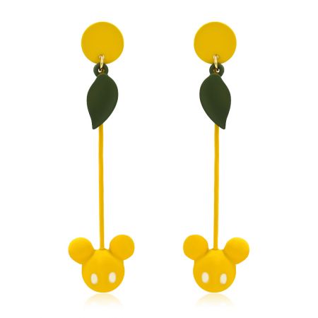 Bonitos pendientes colgantes de Disney en amarillo al por mayor. - Un par de bonitos pendientes colgantes de Disney en amarillo con detalles de hojas verdes, que presentan un diseño de cabeza de Mickey Mouse.