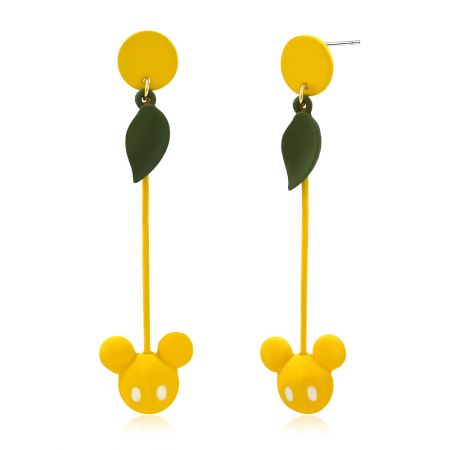 Vista lateral de los pendientes colgantes de Mickey Mouse en amarillo y verde que muestran el cierre de poste.