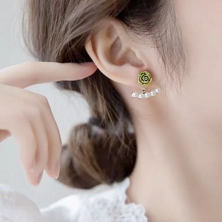 ダングリングパールバー付きの黄色いバラスタッドを特徴とするイヤリングセットのバリエーション。