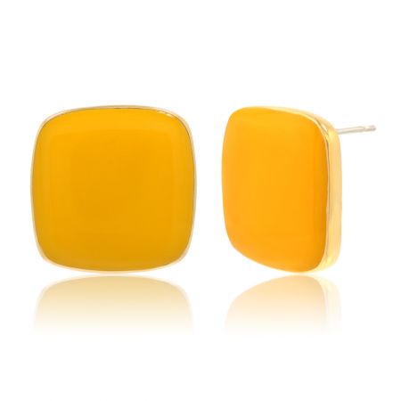 Vista detallada del acabado de epoxi amarillo brillante en los pendientes de tuerca cuadrados.