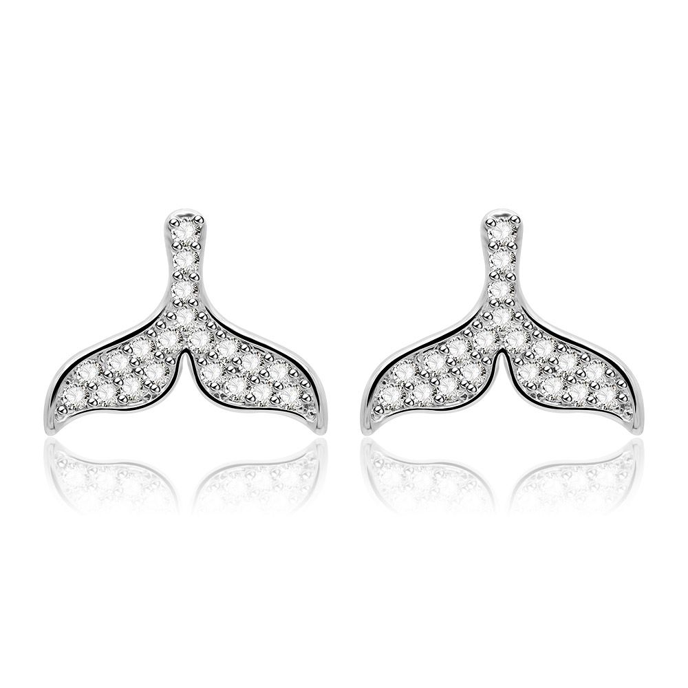 Un paio di eleganti orecchini a bottone a forma di coda di balena in ottone placcato rodio, dettagliati in modo intricato con scintillanti pietre di zirconia cubica.
