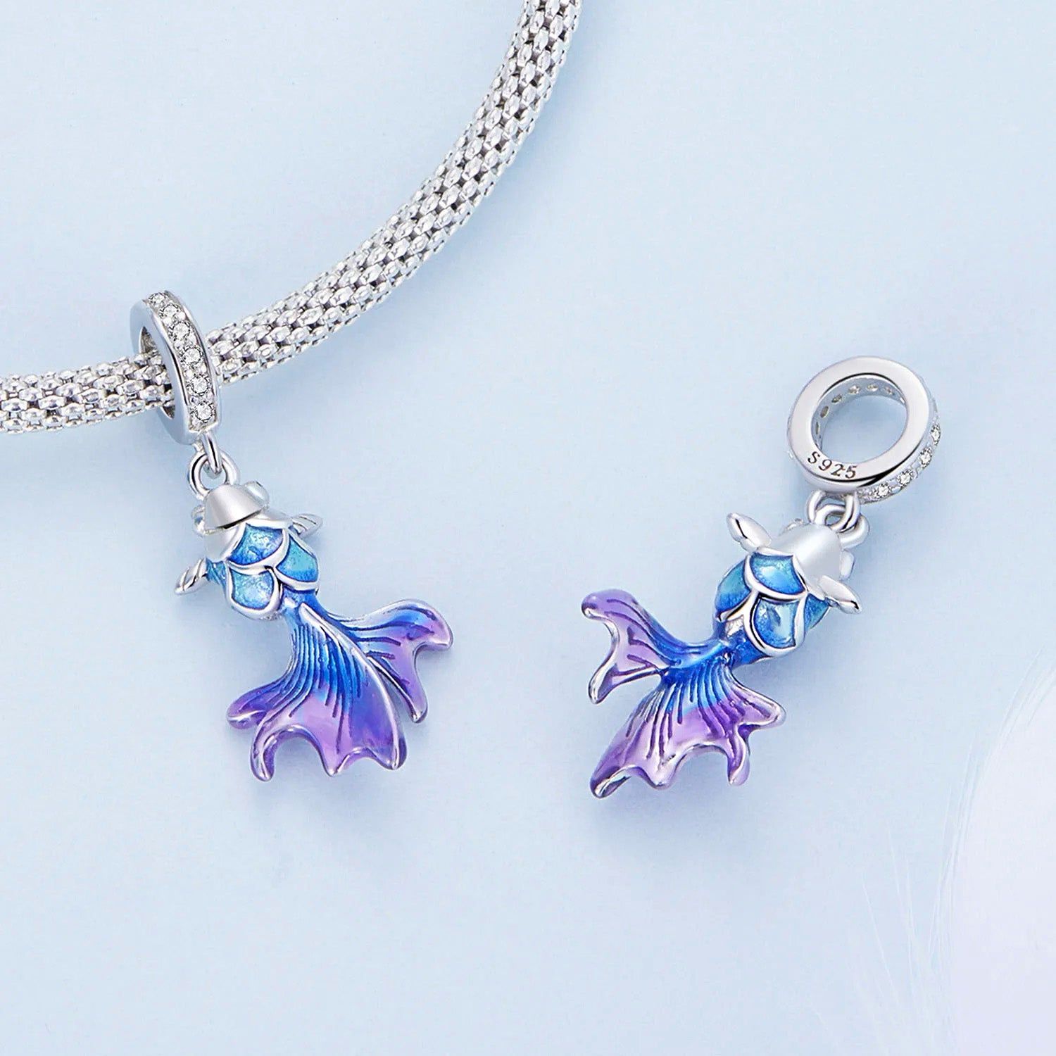Een collectie van S925 sterling zilveren zeemeerminstaart en oceaan-thema sieraden bedels met levendige blauwe en paarse emaille, perfect voor het maken van op maat gemaakte sieraden.
