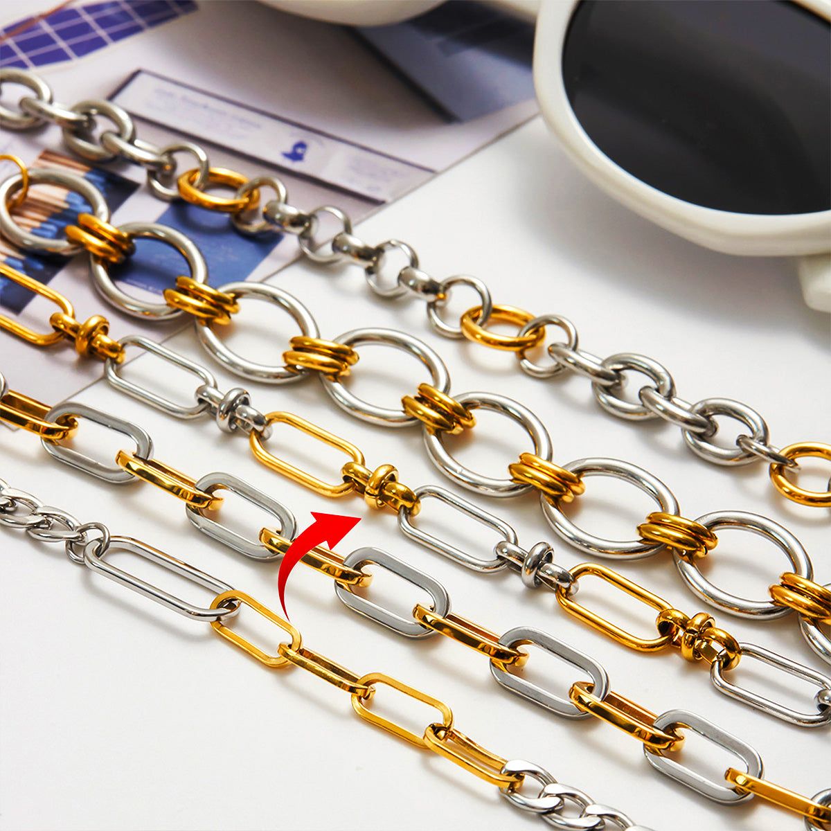 Ein komplettes Set aus 5 zweifarbigen Edelstahl-Chain-Armbändern in Gold und Silber, ausgelegt, um ihre modernen und vielseitigen Designs zu präsentieren.