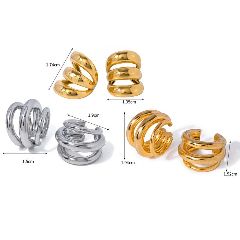 Een collectie van roestvrijstalen geometrische drie-laags oorcuffs in zowel gouden als zilveren afwerkingen, weergegeven met afmetingen.