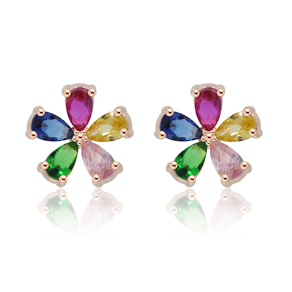 Un paio di orecchini a cinque petali multicolore a forma di fiore, realizzati in oro rosa con cinque distinti zirconia cubici colorati, esposti su uno sfondo bianco pulito.