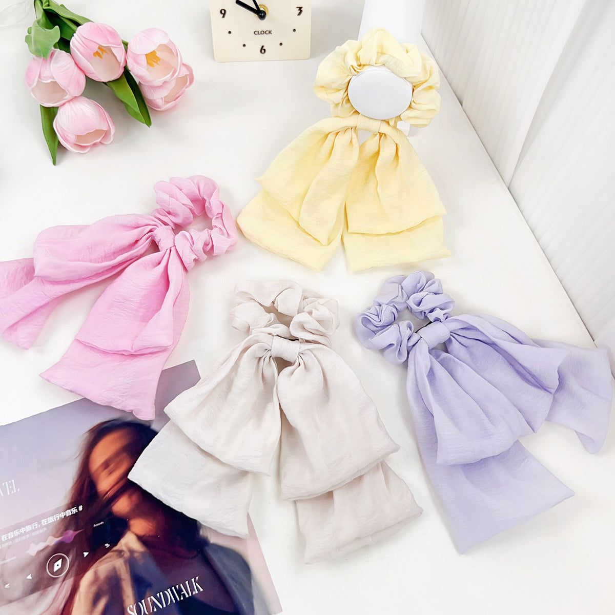 Un vivace assortimento di elastici per capelli a nodo di nastro in tonalità pastello di viola, giallo, rosa e bianco, che mostra il set di 5 fermagli.