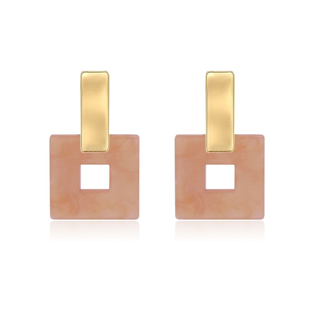 Un paio di orecchini in acrilico a forma di tartaruga con un delicato design in resina rosa e eleganti accenti in ottone placcato oro, mostrati su uno sfondo bianco.