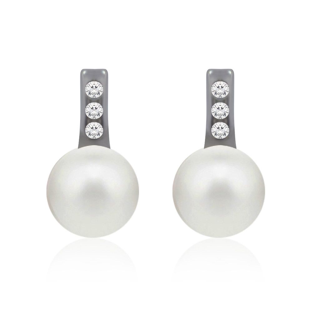 Une vue rapprochée des boucles d'oreilles en perles de coquillage de 8,5 mm, mettant en avant la perle blanche lustrée et les accents étincelants en zircon cubique sur le sertissage plaqué rhodium.