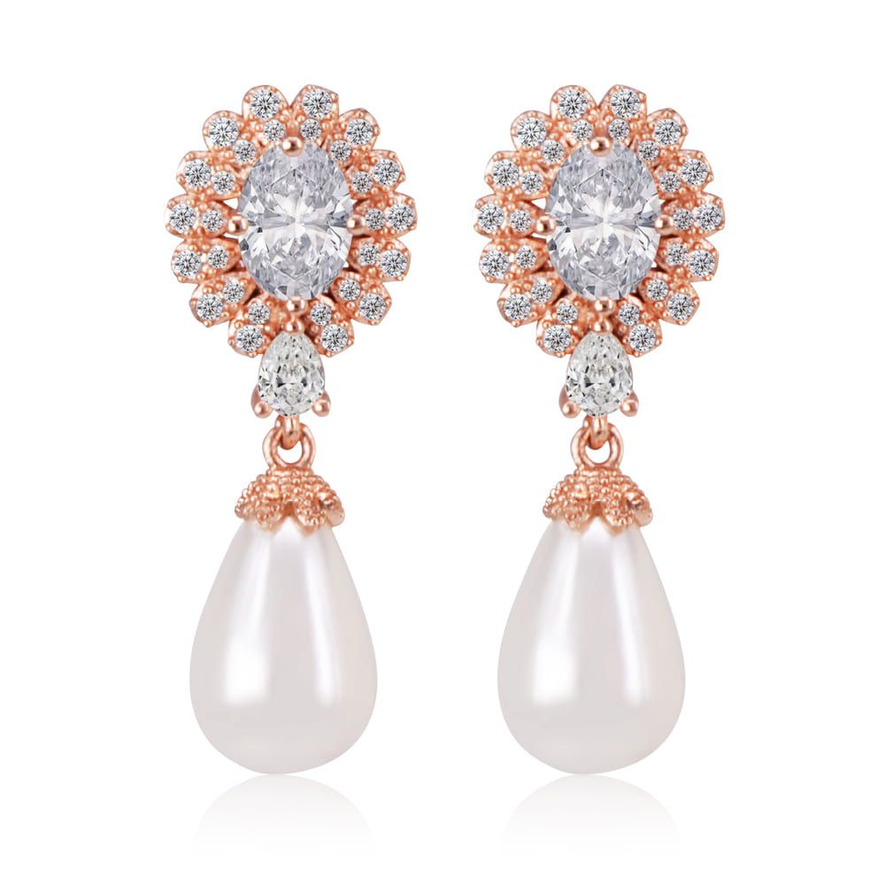 Un par de pendientes colgantes con perla en forma de lágrima en un ajuste de oro rosa, con circonio cúbico brillante y una elegante perla de concha, exhibidos sobre un fondo blanco.