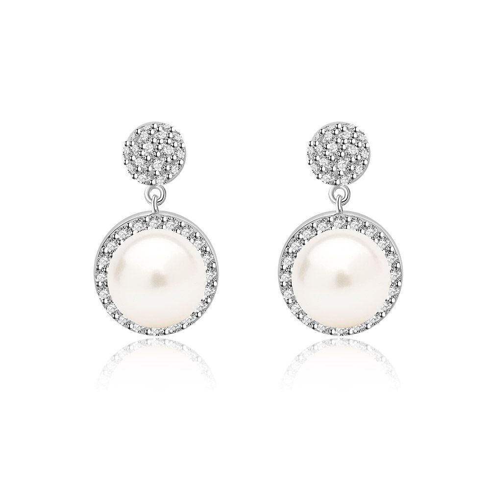 Gros plan sur des boucles d'oreilles en perles élégantes de 8 mm avec CZ rond, mettant en valeur l'halo brillant de zircon cubique entourant une perle blanche lustrée, montée dans une finition plaquée rhodium.