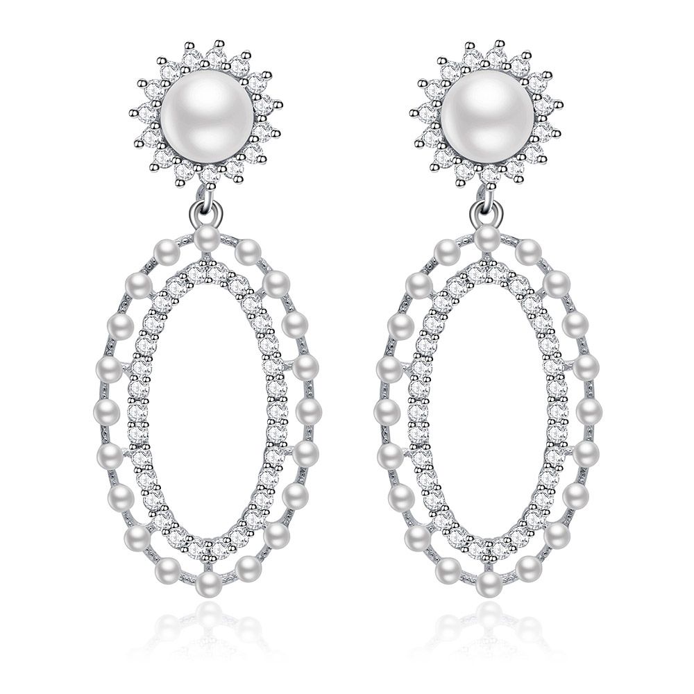 Boucle d'oreille longue ovale Show Love avec un design moderne avec des perles et des zircons cubiques dans une monture plaquée rhodium.