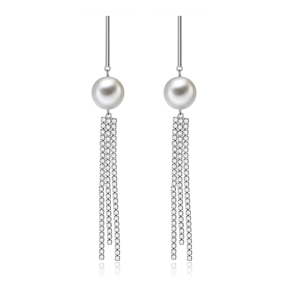 Un par de pendientes de perlas con borlas de CZ de Cast Line, mostrando el diseño elegante con perlas colgantes y cadenas de cristal sobre un fondo blanco.
