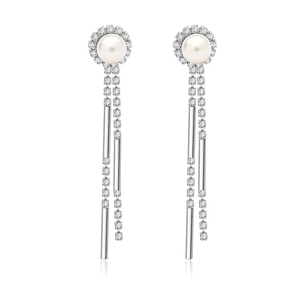 Un primer plano de los Pendientes Largos con Perla y Cadena, exhibiendo la brillante circonita cúbica, la perla blanca lustrosa y el elegante diseño de cadena chapada en rodio.