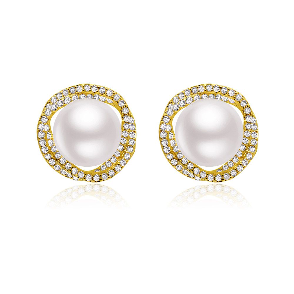 Une paire de boucles d'oreilles en perles imitations florales pavées, mettant en valeur une perle blanche centrale entourée de pierres en zircon cubique étincelantes dans un cadre floral plaqué or.