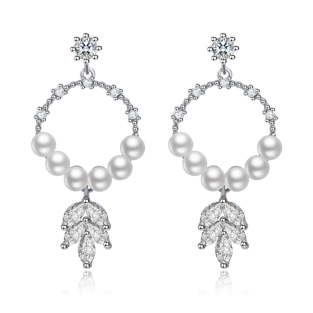 Pendientes de gota de perla con diseño de hoja de araña que presentan un delicado colgante de filigrana de hoja con zirconia cúbica brillante y una perla blanca lustrosa, chapados en rodio.