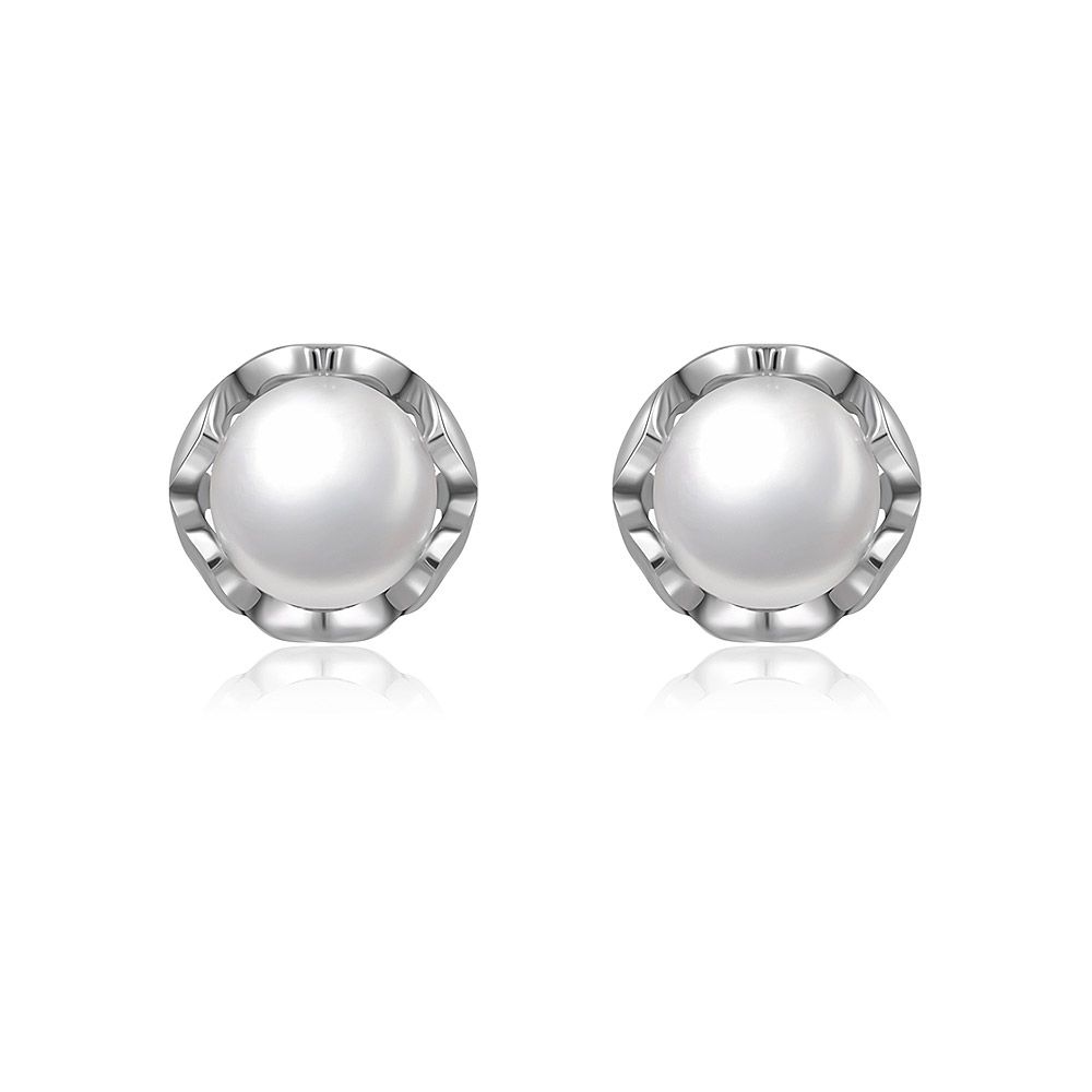 Een paar minimalistische parel oorstuds met 8 mm witte schelp parels, gezet in geoxideerd 925 sterling zilver, gepresenteerd tegen een schone witte achtergrond.