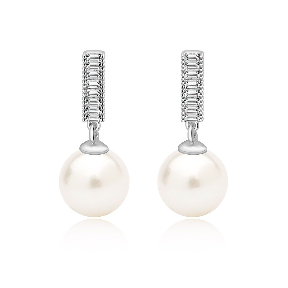 Une paire de boucles d'oreilles à clou en forme de goutte de perle CZ avec des accessoires en argent ornés de diamants, mettant en valeur la perle de coquille blanche de 8 mm.