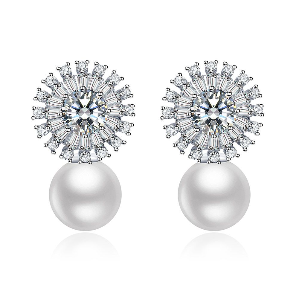 Vue de face des boucles d'oreilles en perles de fleur en rhodium, présentant la perle blanche centrale entourée d'un design en éclat de soleil de pierres précieuses en zirconium cubique blanc scintillant serties en plaqué rhodium.