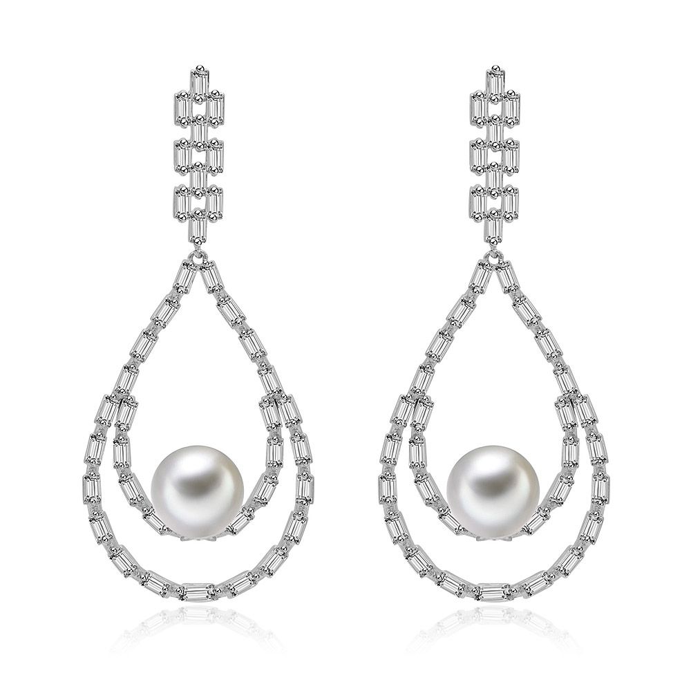 Vooraanzicht van de Statement Parel Hangoorbellen, die het druppelontwerp toont met een centrale schelp parel en omringende witte cubic zirconia stenen.