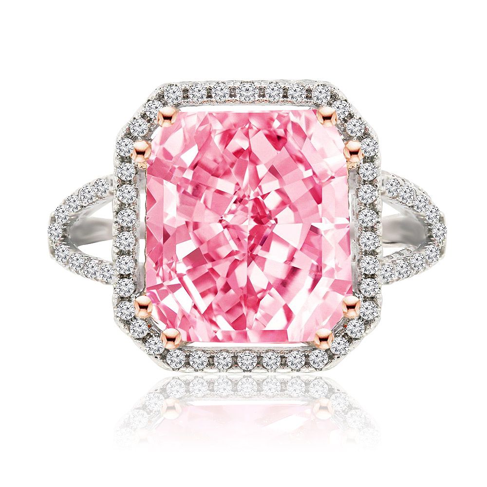 Un'incredibile immagine ravvicinata dell'anello 'Will You Be Mine', con un grande centro in zirconia cubica rosa circondato da un alone di pietre bianche più piccole su una fascia bicolore placcata in rodio e oro rosa.