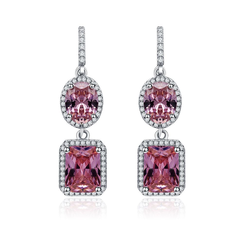 Un par de pendientes de gancho de gota de doble piedra preciosa rosa con acentos de circonita cúbica brillante, que muestran su elegante diseño art déco.