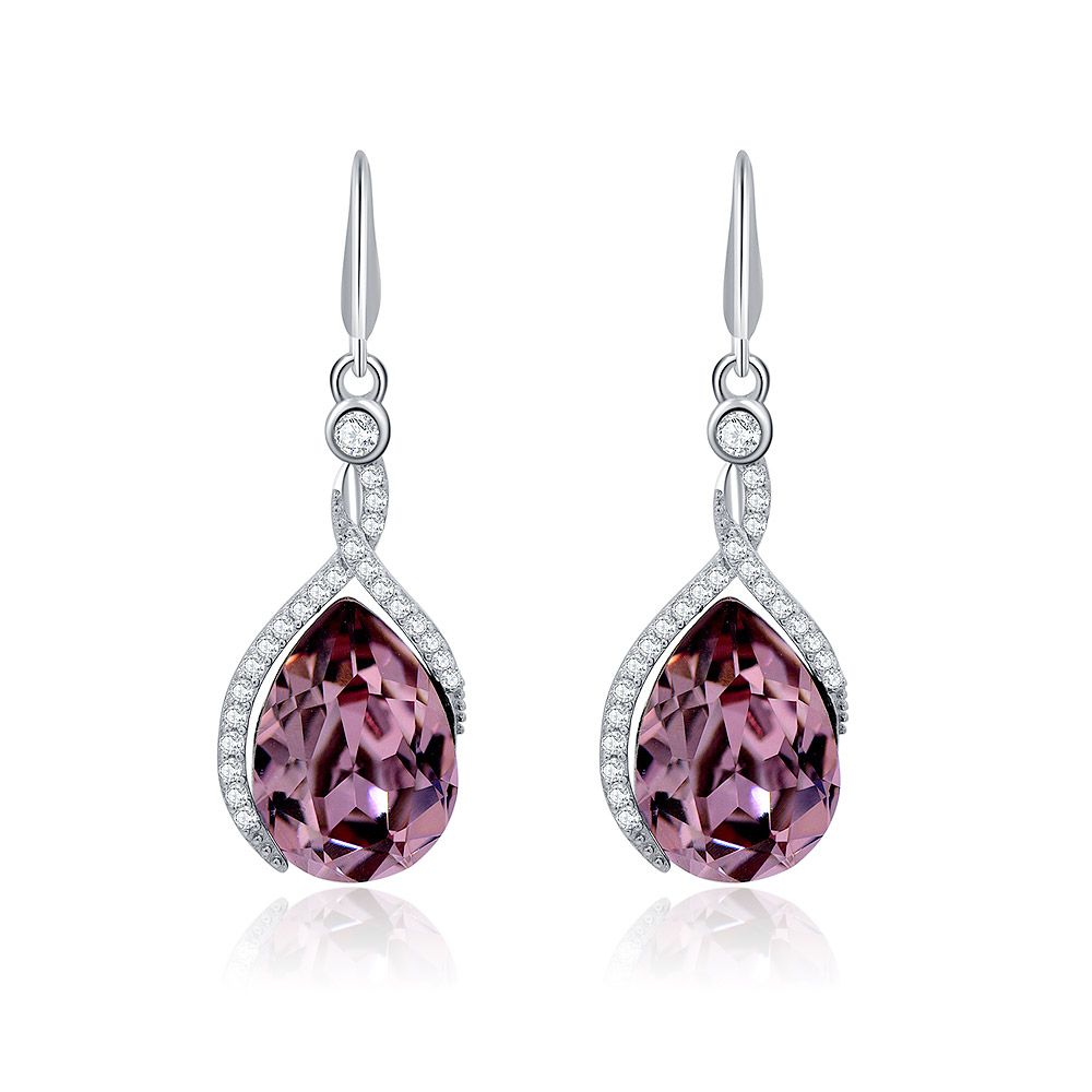 Vista frontale degli orecchini a gancio viola Attract Swarovski, che mostrano il grande gemma rosa circondata da pavé di cristallo trasparente in una montatura placcata in rodio.