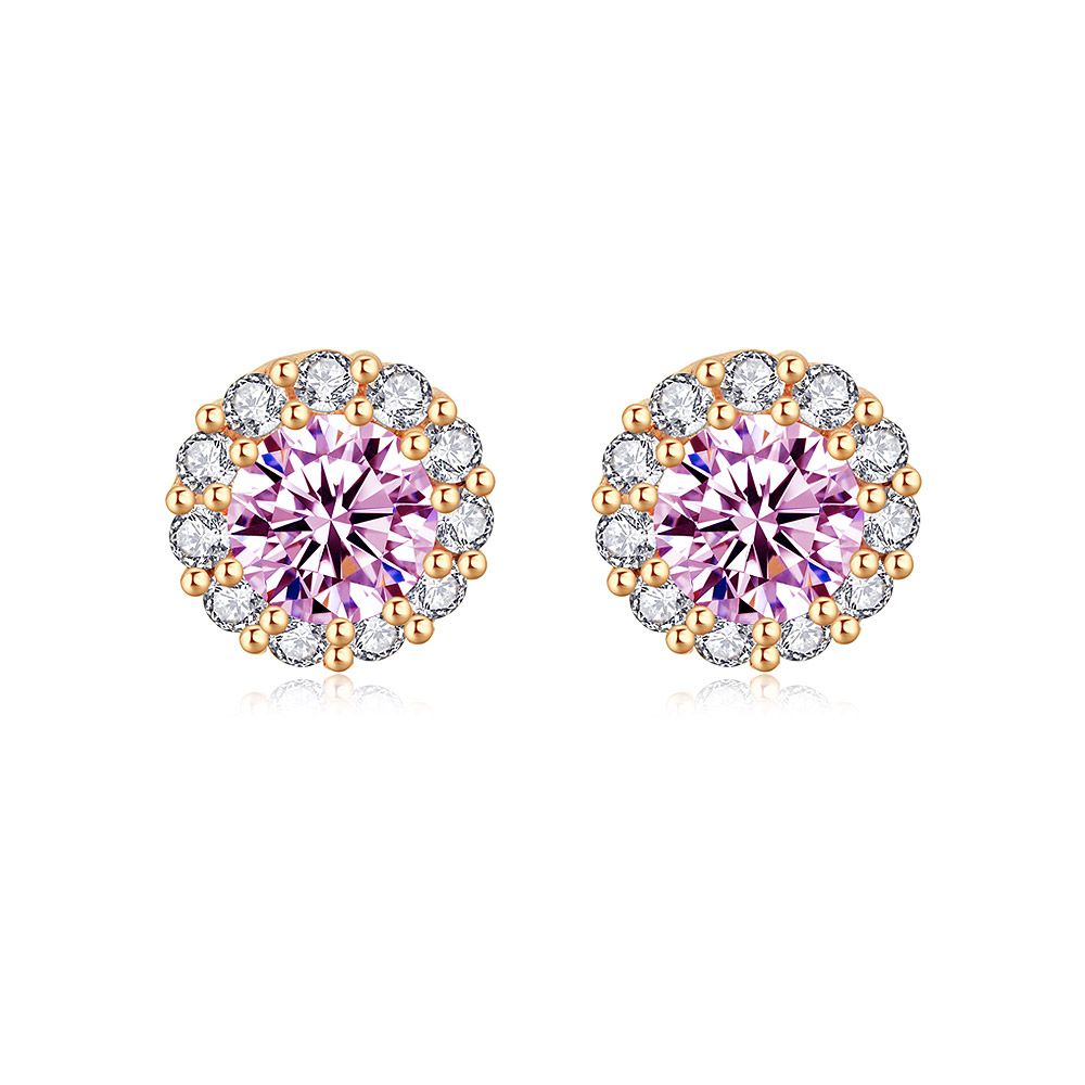 Gros plan des boucles d'oreilles en zirconium plaqué or rose roses et blanches, mettant en avant une pierre centrale en zirconium cubique rose entourée de petites pierres blanches sur un support en or rose.