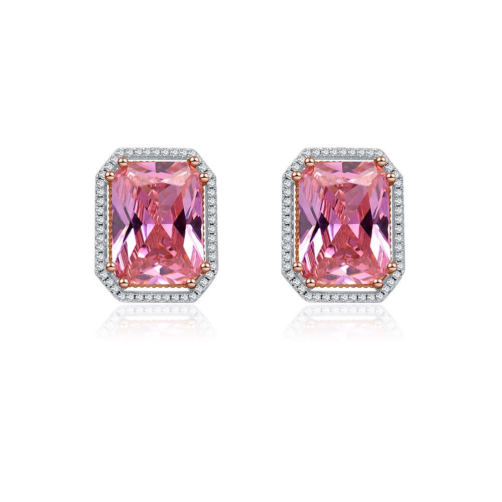 Um close dos Brincos Rosa com Corte Cushion Retangular, exibindo a grande pedra rosa central em uma configuração bicolor de ouro rosa e ródio com um halo de pequenas pedras claras.