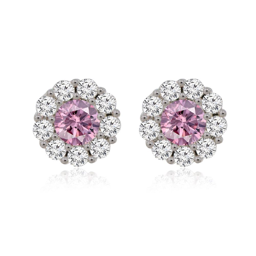 Un par de pendientes de botón redondos clásicos en rosa de 10MM con un zirconia cúbico rosa central rodeado por un halo de piedras claras, montados en latón chapado en rodio.