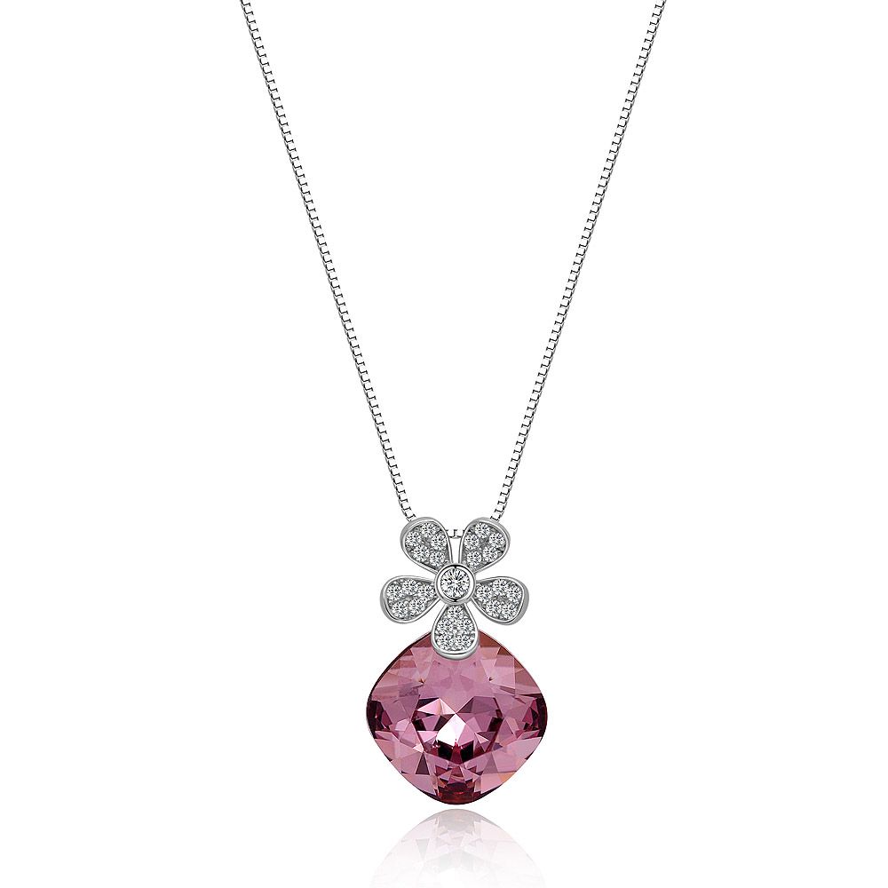 Collier Lovely Flower avec un grand pendentif en cristal Swarovski rose, fabriqué en argent sterling 925 plaqué rhodium, sur un fond blanc.