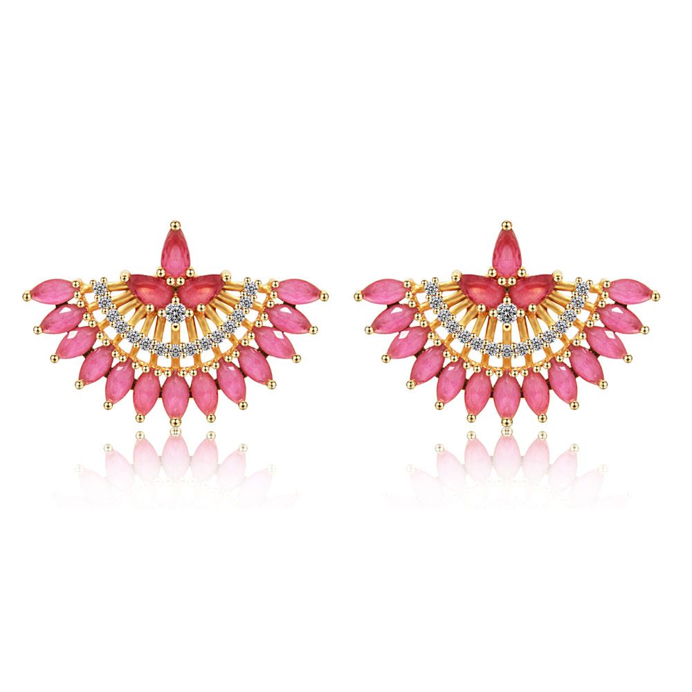 Une paire de boucles d'oreilles Pinky Fan Studs, élégantes boucles d'oreilles en forme d'éventail en or avec des pierres précieuses roses et des accents en zircon cubique blanc, présentées sur un fond blanc.