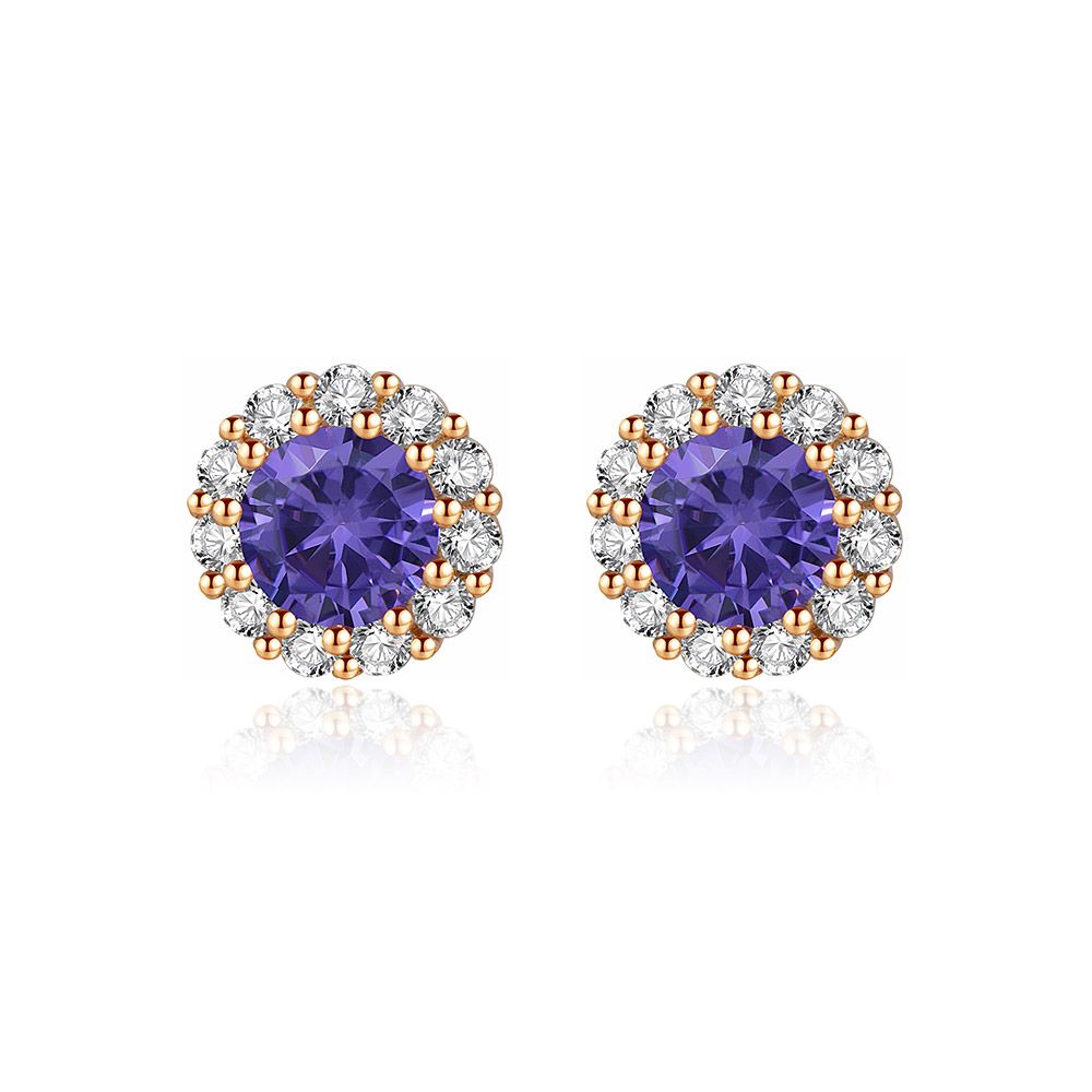 Gros plan sur les boucles d'oreilles en améthyste et or rose, mettant en avant le zircon cubique violet central entouré d'un halo de pierres CZ blanches transparentes.