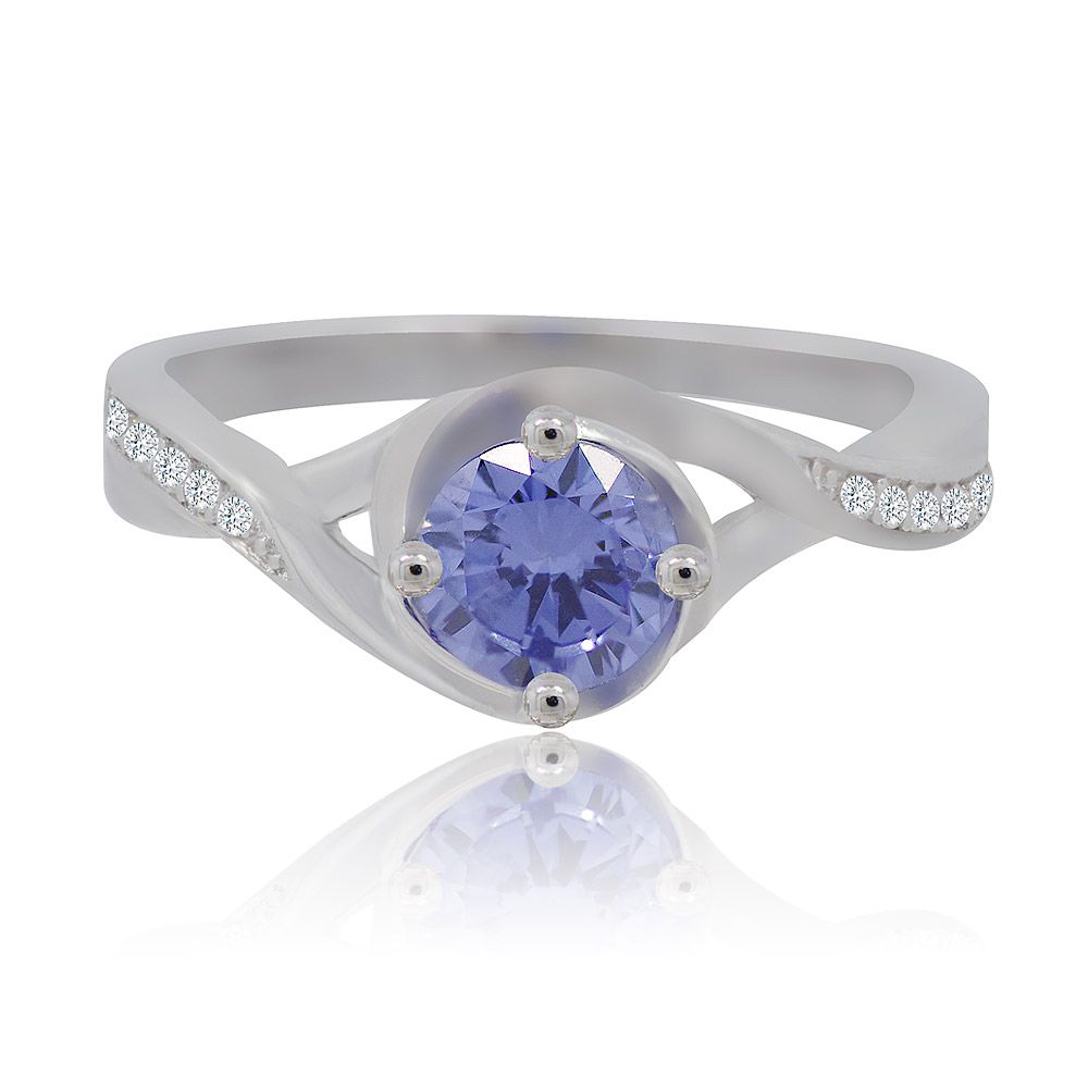 Een close-up van de paarse en witte bandring, met de centrale paarse tanzaniet edelsteen omringd door sprankelende cubic zirconia op een 925 sterling zilveren band.