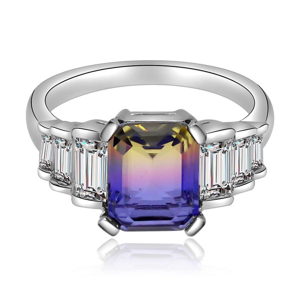 Framifrån vy av Rainbow Cushion Princess Ring, med en stor rektangulärt slipad gradient ädelsten och en silverring prydd med klara kubiska zirkon.