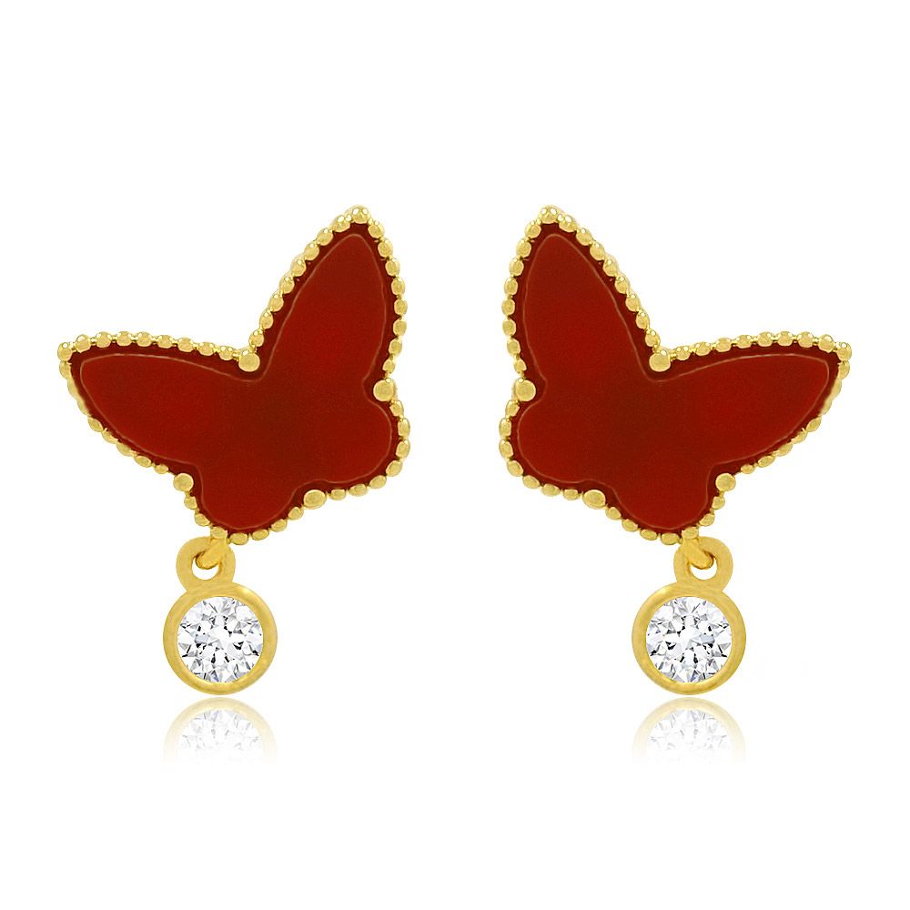 Une paire de boucles d'oreilles pendantes en forme de papillon rouge, mettant en valeur l'émail rouge vibrant, la finition en laiton plaqué or et les pierres en zircon cubique étincelantes.