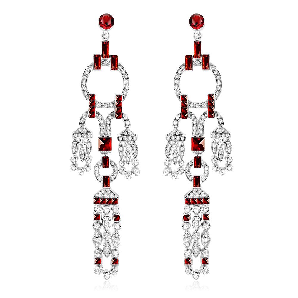 Un paio di orecchini extra lunghi in zirconia in stile vintage (JRE-039) realizzati in metallo argentato rodiato, con un intricato design Art Deco e brillanti gemme in zirconia cubica rossa e trasparente.